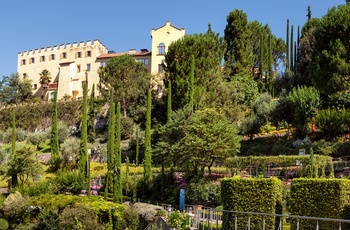Luftfoto af Trauttmansdorff slottet og den botaniske have, Norditalien