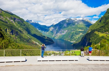 Rejsende tager billeder af Geirangerfjorden fra Flydalsjuvet, Norge