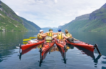 Gruppe af venner i kajak i de norsske fjorde