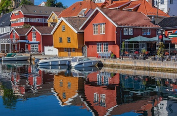 Farverige træhuse huse i Kragerø, Sydnorge