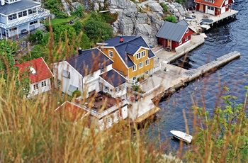 Farverige træhuse huse i Kragerø, Sydnorge