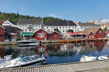 Farverige træhuse huse langs marinaen i Kragerø, Sydnorge