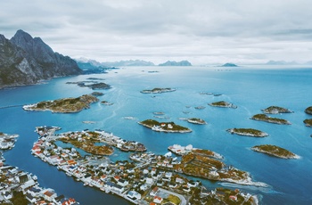 Luftfoto af Henningsvær, Lofoten i Norge