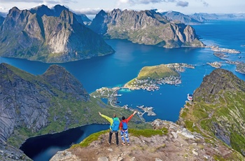 Hikere på toppen af Reinebergen i Lofoten, Norge