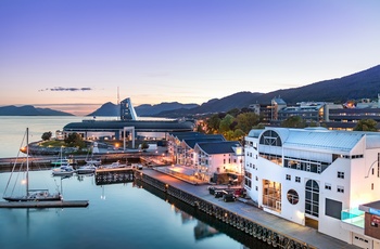 Havnen i Molde i aftenslys, Norge