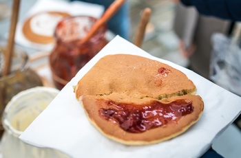 Traditionel norsk pangekange (Svele) på streetfood marked, Norge