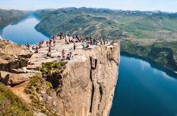 Turister nyder udsigt fra Preikestolen i Norge
