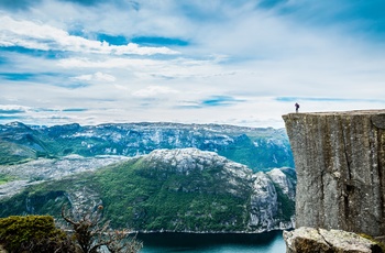 Hiker nyder udsigt fra Preikestolen i Norge