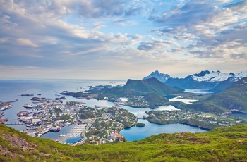 Udsigt til kystbyen Svolvær i Norge