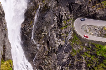 Biler på vej op ad Trollstigen i Norge