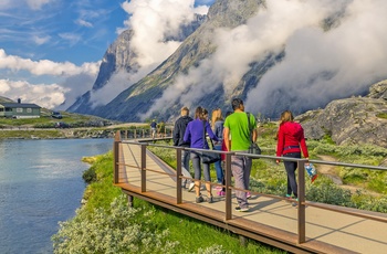 På vej til udsigtspunkt til Trollstigen i Norge