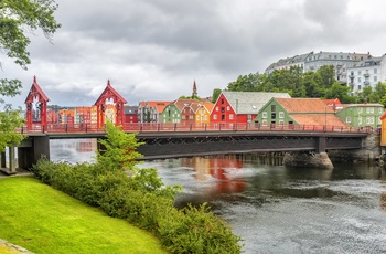 Den gamle bybro over floden Nidaroselven i Trondheim, Norge