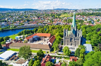 Udsigt til Nidarsdom kirken og Tyholt TV tårnet i Trondheim, Norge