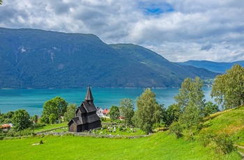 Urnes Stavkirke og Lusterfjorden i Norge