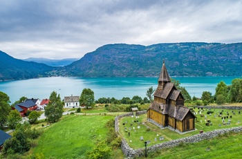 Urnes Stavkirke og Lusterfjorden i Norge