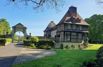 Det smukke slot ved calvadosdestilleriet Chateau du Breuil i Normandiet, Frankrig