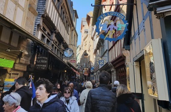 Gågade på klosterøen Mont Saint-Michel i Normandiet, Frankrig