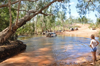 4WD der krydser flod på udflugt i Northern Territory - Australien