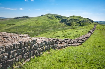 Hadrians Wall gennem landskabet i Northumberland, England