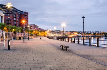 Promenade langs flod i Newcastle i Northumberland, England