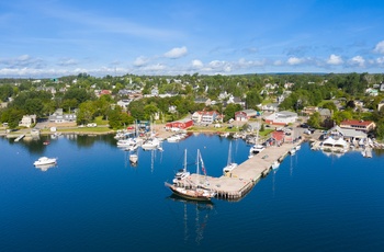 Luftfoto af kystbyen Baddeck på Cape Breton Island, Nova Scotoa i Canada