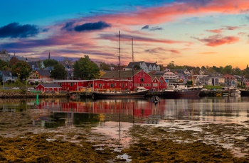 Havnen med Bluenose II og Fisheries Museum of the Atlantic i Lunenburg, Nova Scotoa i Canada