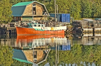 Rød båd til hummerfiskeri, Cape Breton Island i Nova Scotia i Canada
