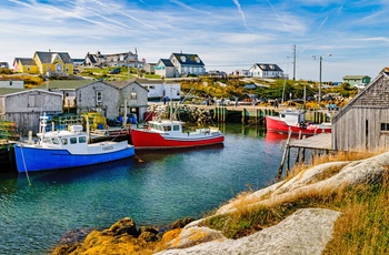 Fiskerbåde i Peggy´s Cove havn, Nova Scotia i Canada