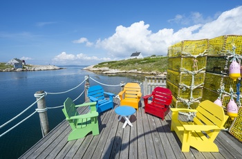 Farverige stole på terrasse i kystbyen Peggy´s Cove havn, Nova Scotia i Canada