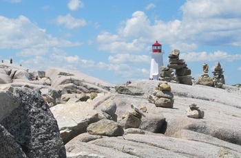 Peggy´s Cove Lighthouse og Inukshuks stenfigurer, Nova Scotia i Canada