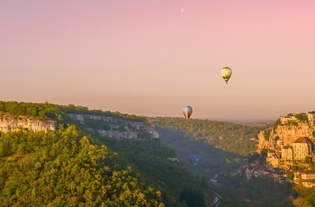 Luftballoner over middelalderbyen Rocamadour i Occitaine, det sydvestlige Frankrig