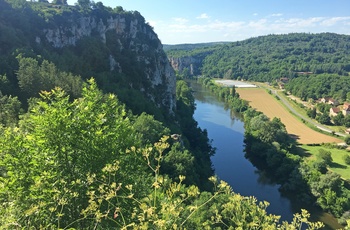 Udsigt fra den fredede landsby Saint Cirq Lapopie mod Lot-floden, Occitanie i Frankrig