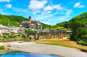 Byen Estaing og floden Lot i Occitaine - Frankrig