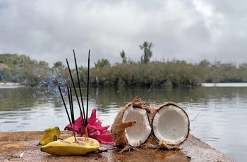 Offergave til hinduguderne ved Grand Bassin - det helligste sted for hinduer i Mauritius
