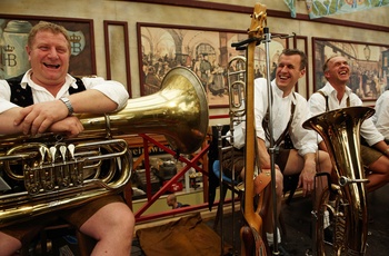 Festlige Wiesn-musikere ved Oktoberfesten © München Tourisus, Frank Bauer