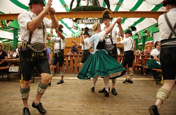 Folkedans i ølteltet under Oktoberfesten © München Tourismus, Frank Bauer.jpg