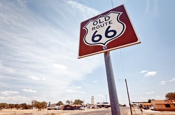 Route 66 gennem byen Clinton i Oklahoma - USA