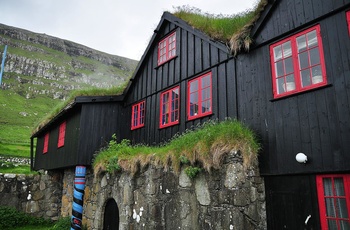 Traditionel gård i Kirkjubøur på øen Streymoys, Færøerne