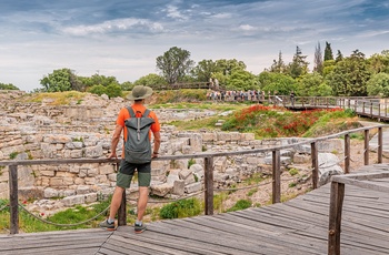 Turist kigger ud over ruinerne i oldtidsbyen Troja i Tyrkiet