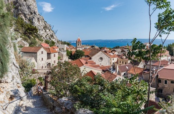 Kystbyen Omis ligger foran stejle klipper, Kroatien