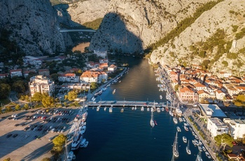 Kystbyen Omis ved mundingen af Cetina-floden, Kroatien
