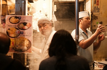 Lille spisested i Omoide Yokochos små gyder i Tokyo - Foto: Adam Wilson, Unsplash