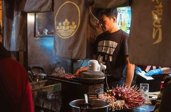 Lille spisested i Omoide Yokochos små gyder i Tokyo - Foto: Jaipreet Singh, Unsplash