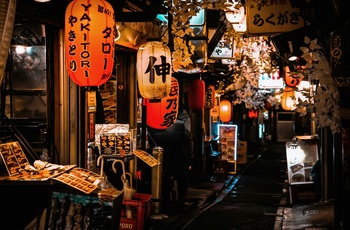 Lanterner og små spisesteder i Omoide Yokochos gyder i Tokyo - Foto: Pema G Lama, Unsplash