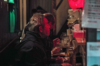 Lokale på et lille spisested i Omoide Yokochos små gyder i Tokyo - Foto: Sophie Keen, Unsplash