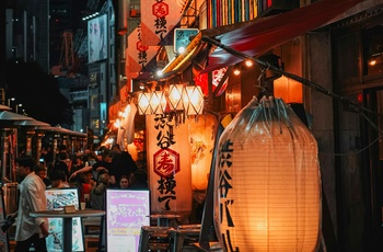 Omoide Yokochos små gyder om aftenen i Tokyo - Foto: Sun Hung, Unsplash