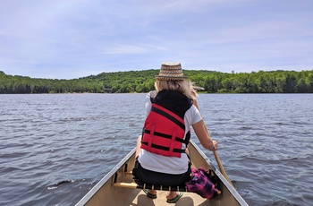 Kanotur på sø i Arrowhead Provincial Park i Ontario, Canada