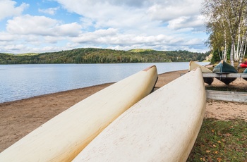 Kanoer på strand i Arrowhead Provincial Park i Ontario, Canada