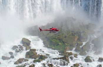 Helikopter ved Niagara Falls, Ontario i Canada