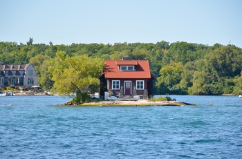 Lille hus på lille ø, St. Lawrence River og Thousand Islands mellem Canada og USA